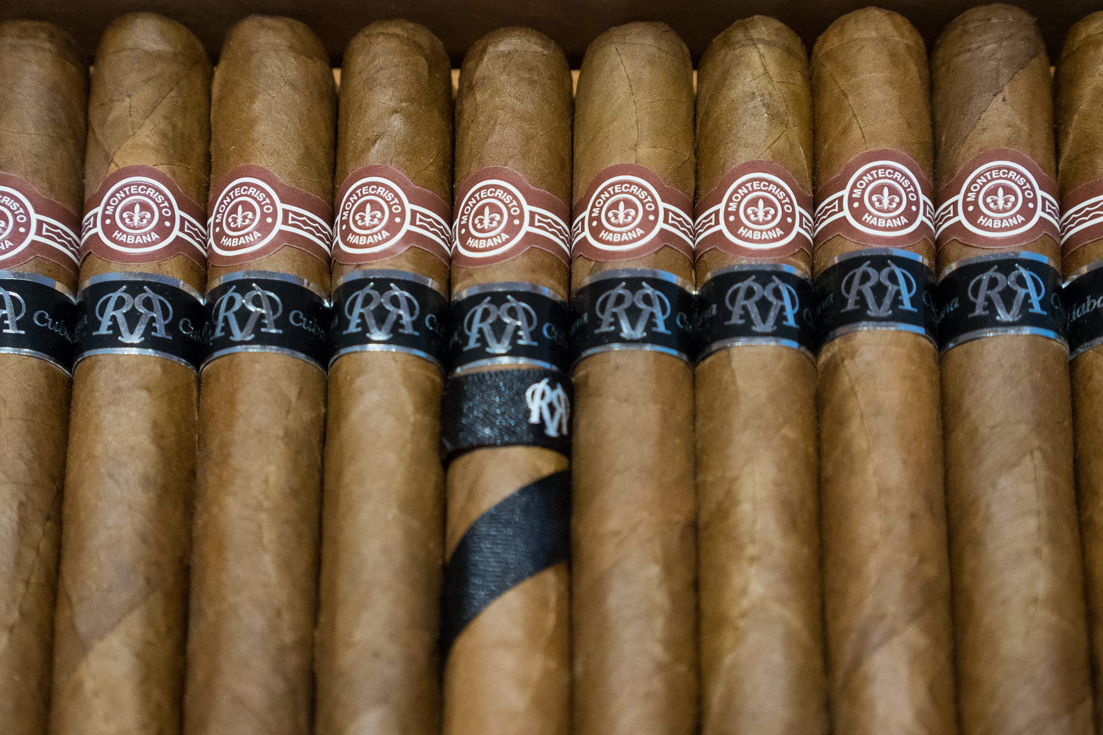 Montecristo No. 4 Reserva Cosecha 2002 Cigar - Image 3