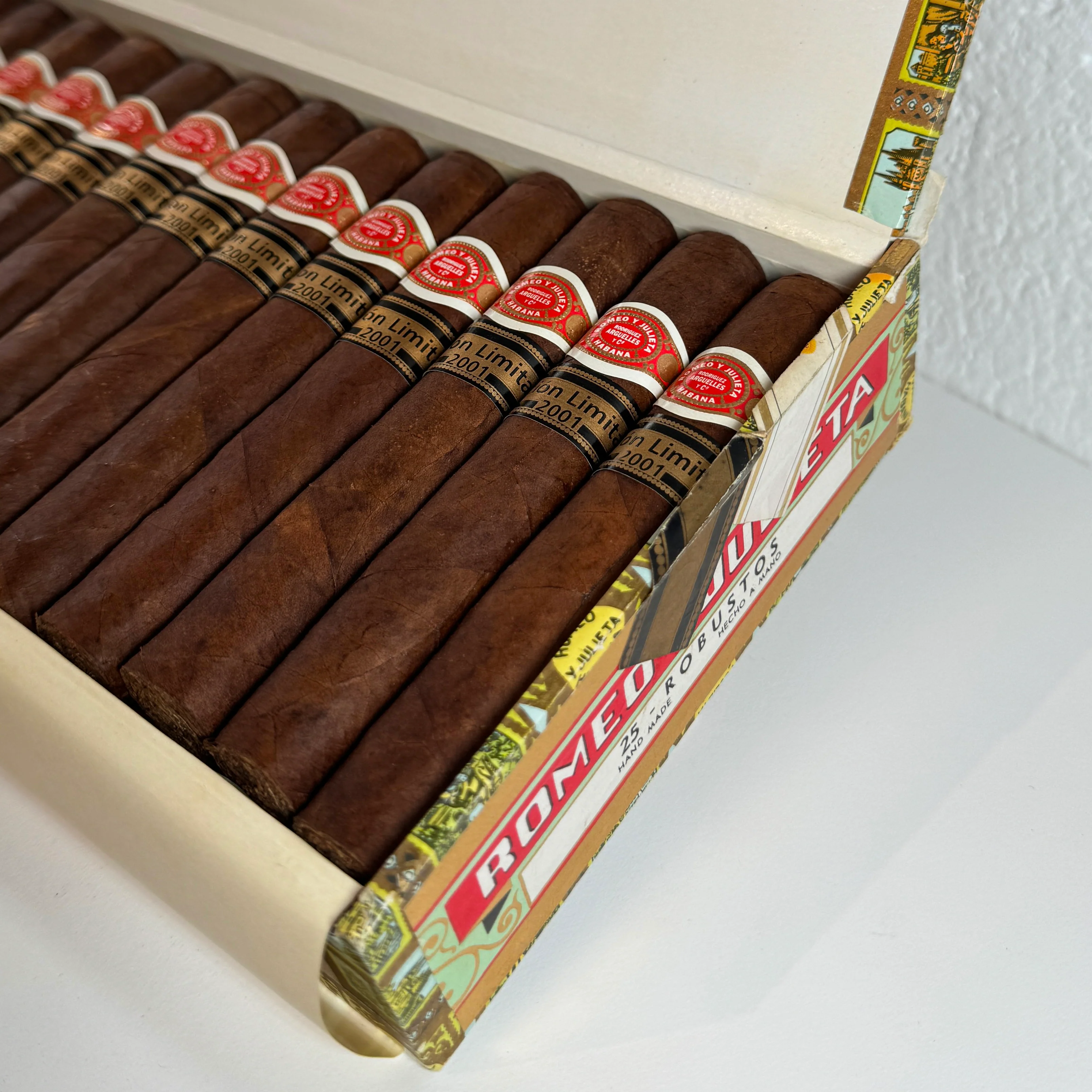 Romeo y Julieta Robustos Edición Limitada 2001 Cigar - Image 3