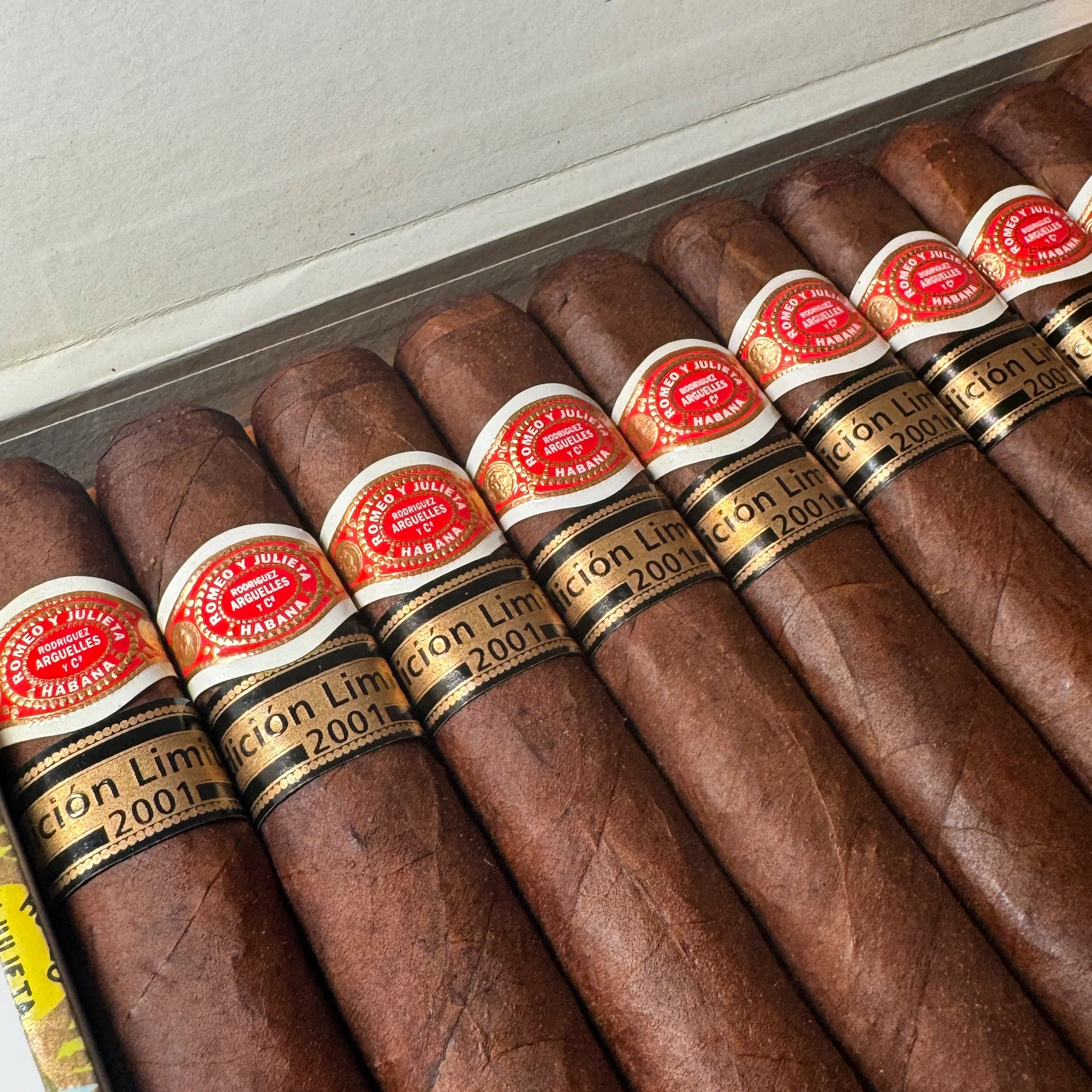 Romeo y Julieta Robustos Edición Limitada 2001 Cigar - Image 4
